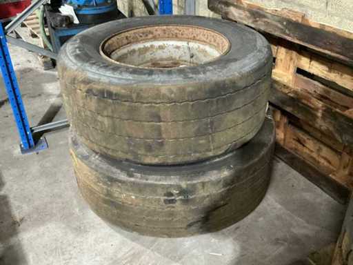 Pneu de camion (2x)