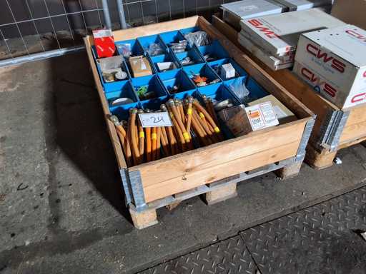   Palette mit Installationsmaterial HS