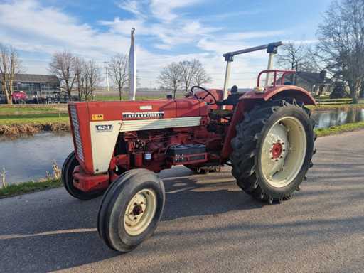 International - 624 - Two-wheel drive agricultural tractor