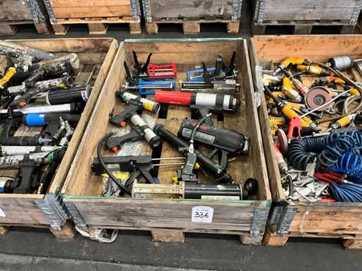 Diverse pistoale cu lipici și sigilanți (12x)