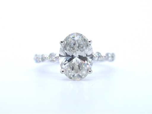 Inel din aur alb cu diamant oval de 3,00 carate