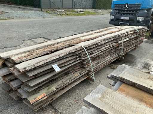 Série de planches de tronc d’arbre sciées