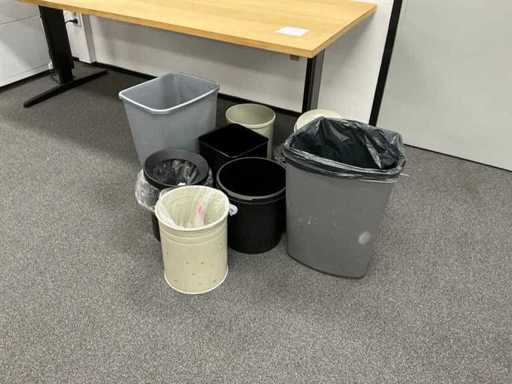 Partij afvalemmers en prullenbakken