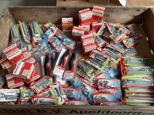 FISCHER mischt verschiedene Befestigungselemente (121x)