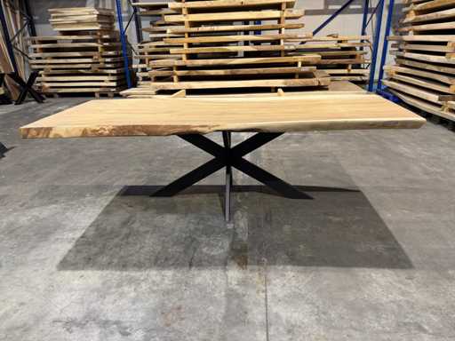 Suar boomstamtafel 240 cm.