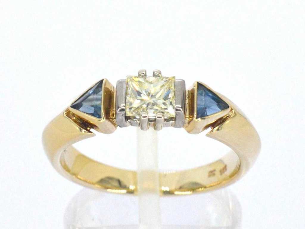 Goldener Vintage-Ring mit einem großen Diamanten im Prinzessschliff und Saphiren
