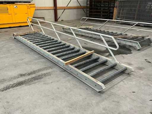 Landing stairs