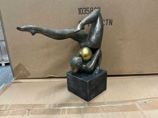 Partij vrouwelijke turnster in balans met een gouden bal beeldje 25x9x25cm (30x)