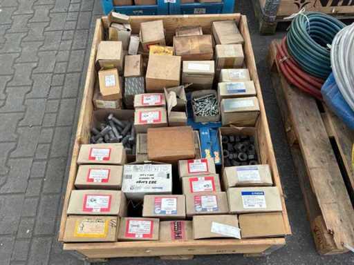 Verschiedene Schrauben, Muttern und Unterlegscheiben