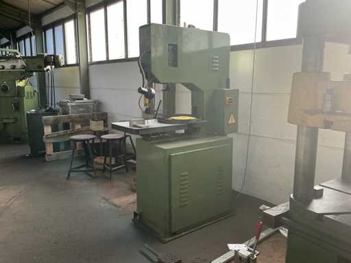VICTOR OCM-6 Vertical Band Sawing Machines