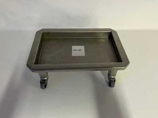 - - Weitere medizinische Ausrüstung