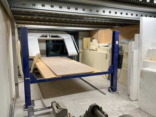 Foam cutting machine