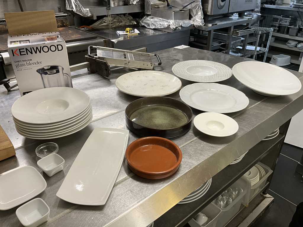 Batch of various porcelain tableware