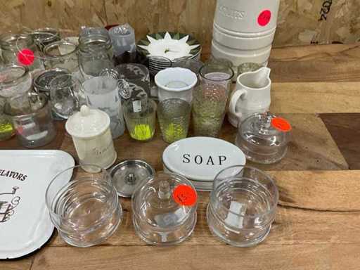 Partij divers servies en decoratiemateriaal