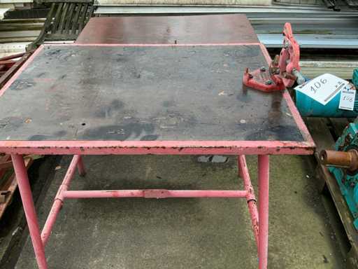 Work table with pipe clamp