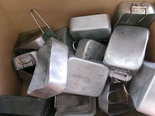 Zastawa sto?owa i manierki Mix Alu, cz??ciowo wadliwa (R17) (100x)