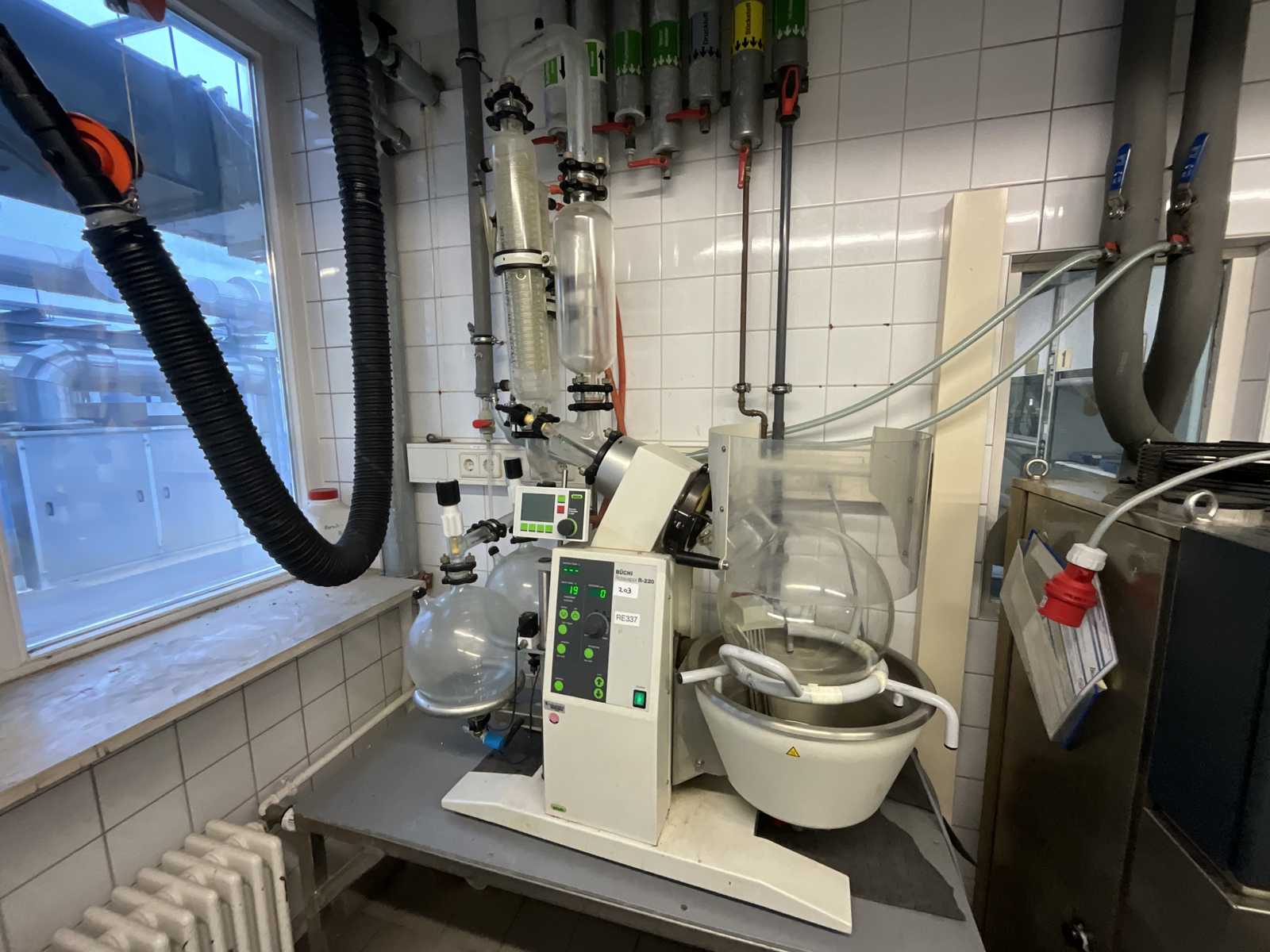 Büchi Rotavapor R-220 Rotary Evaporator | Troostwijk Auctions