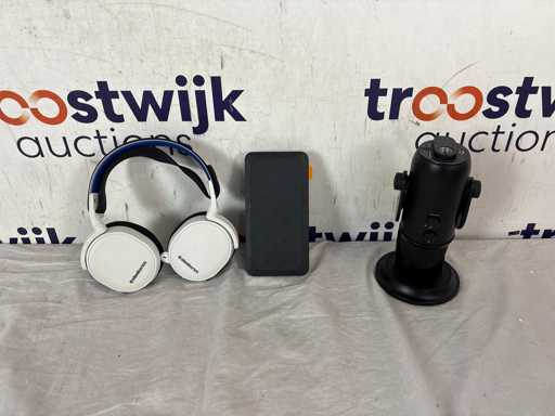 Xtorm Fuel Series 5 Powerbank 45000mAh | Blue Microphones Yeti - Microphone | Steelseries Headphones 