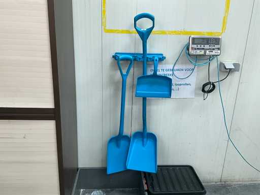 5 Diverses pelles en PVC et bac à poussière