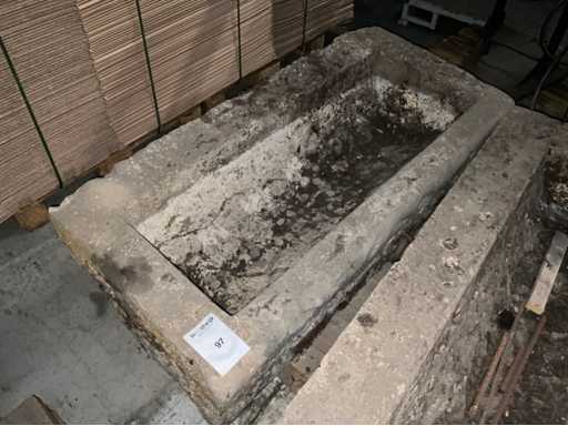 Antieke blauwsteen voederbak