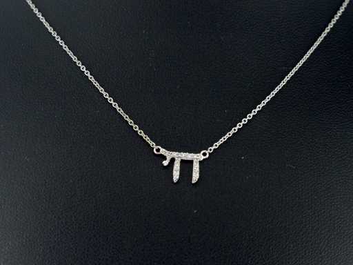 Collana in oro bianco con chai di diamanti