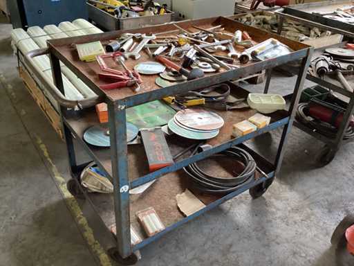 Carrello a ripiani con ruote e utensili