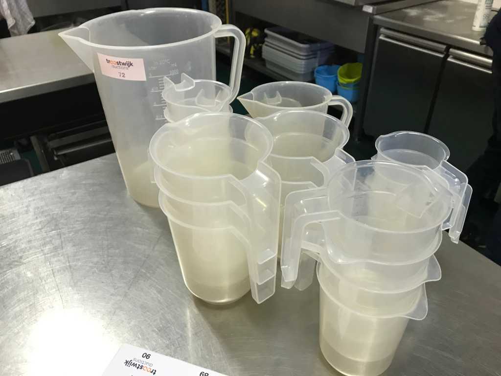 Batch of plastic measuring cups