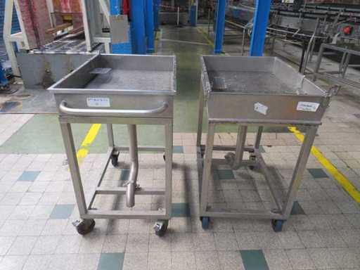 Lotto di 2 carrelli mobili per lavaggio in acciaio inox dotati di tubi di aspirazione per il riempimento 