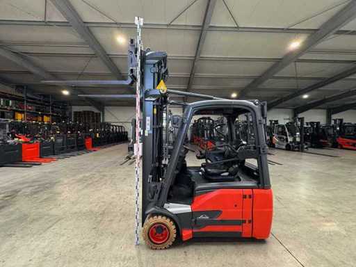 06/2023 Servicio + UVV 07/2027 Linde E18 EVO 1.800kg Triplex 607cm 3.+4. Horquilla ajustable de válvulas Carretilla elevadora eléctrica 24.655 horas
