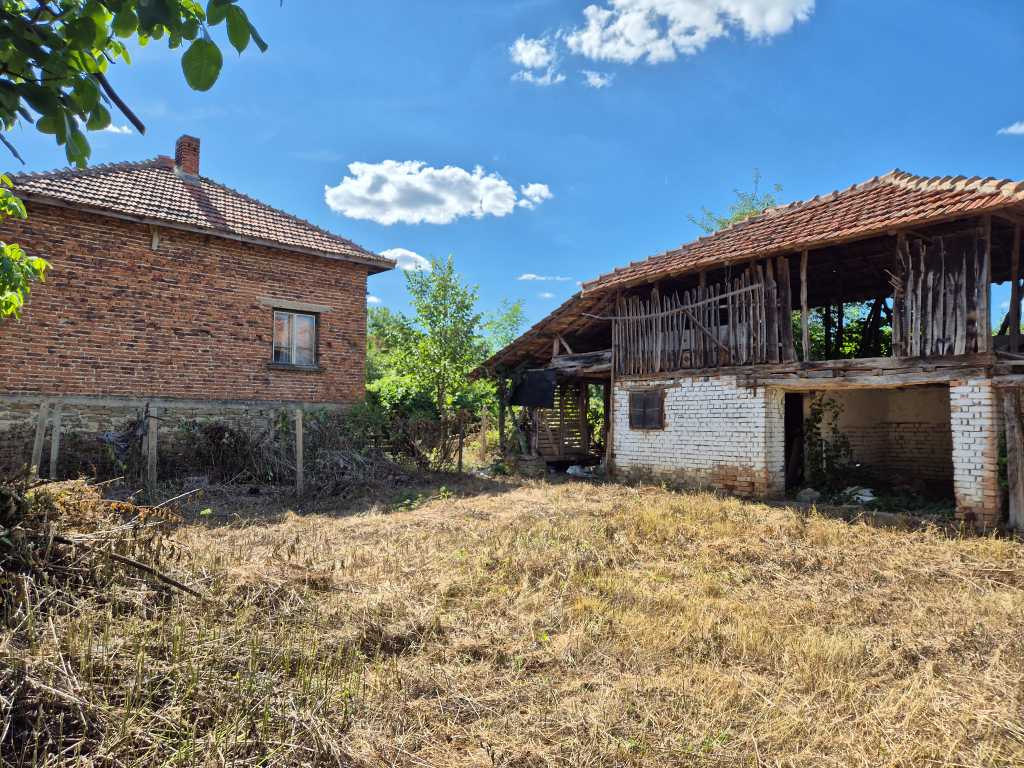 2.566 m2 Land with Classic House and Outbuilding in Izvor Mahala, Vidin - Bulgaria