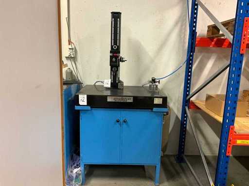 Höhenmessgerät mit Granitmessplatte und Unterbau