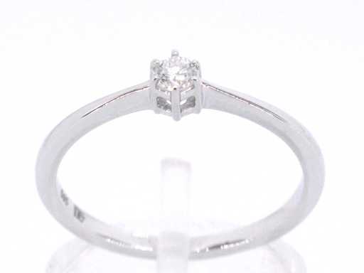 White gold solitaire ring with a brilliant cut diamond