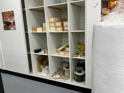 Lot de ferrures de meubles