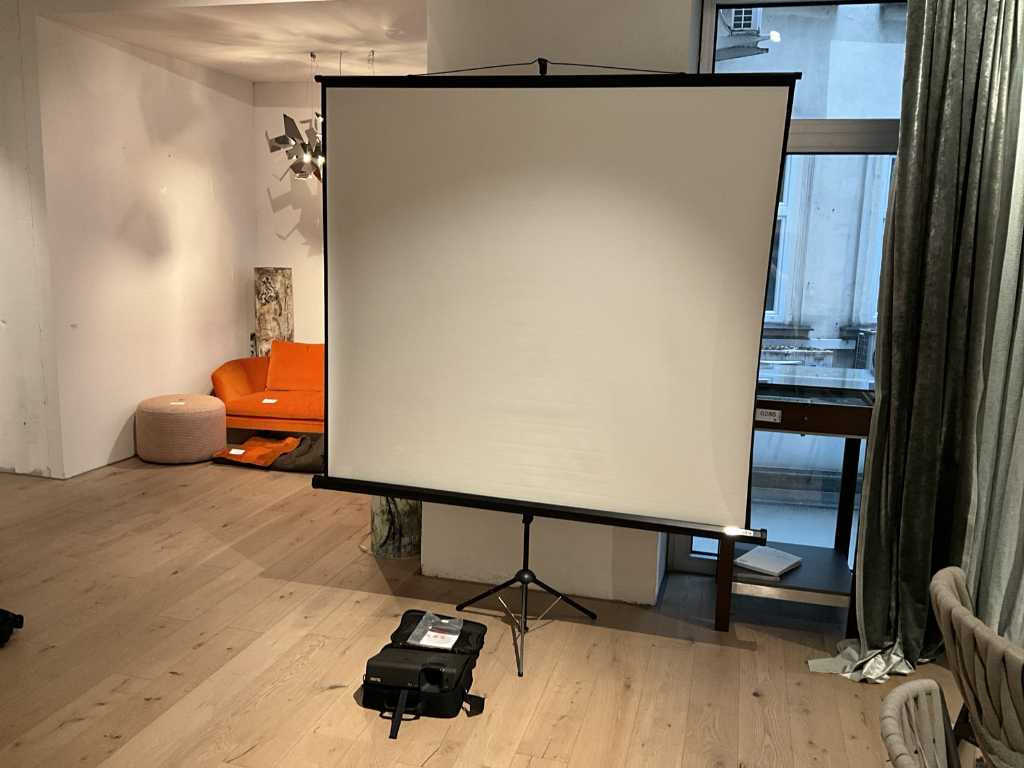 BenQ MP724 Projector with Screen