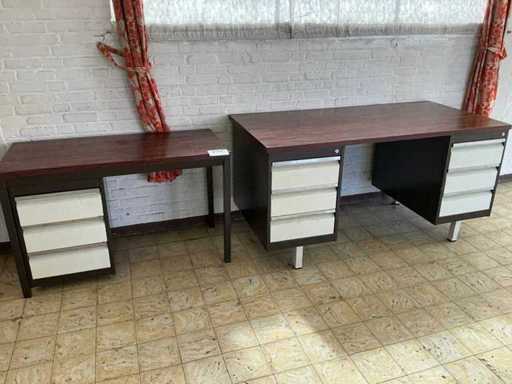 Metal desk (2x)