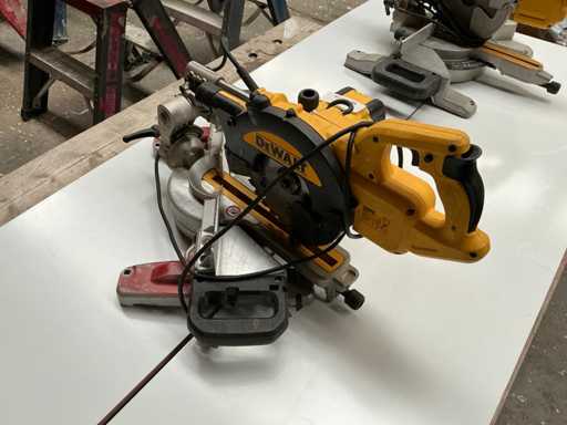 Piła ukośna DeWalt DWS774-QS