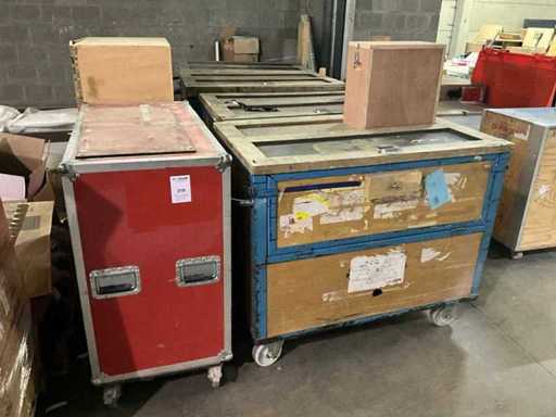 Partia mobilnych skrzynek magazynowych