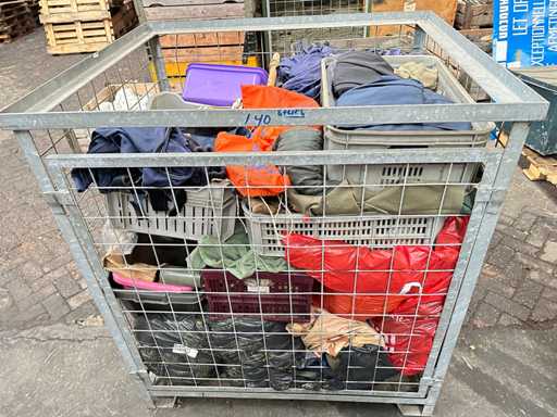 Cu?c? de sârm? cu diverse echipamente militare