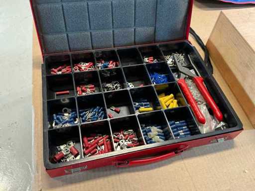 Narzędzie do zaciskania z zestawem klinów