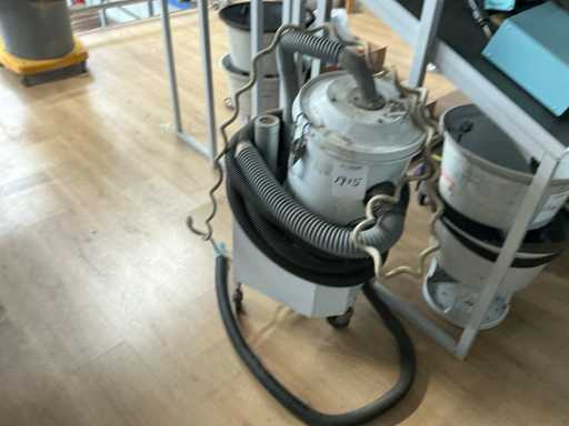 Industrial vacuum cleaner