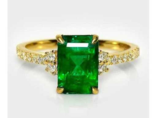 Luxe ring in Natural Zambia Green Emerald 2,61 karaat in 18 karaat geelgoud