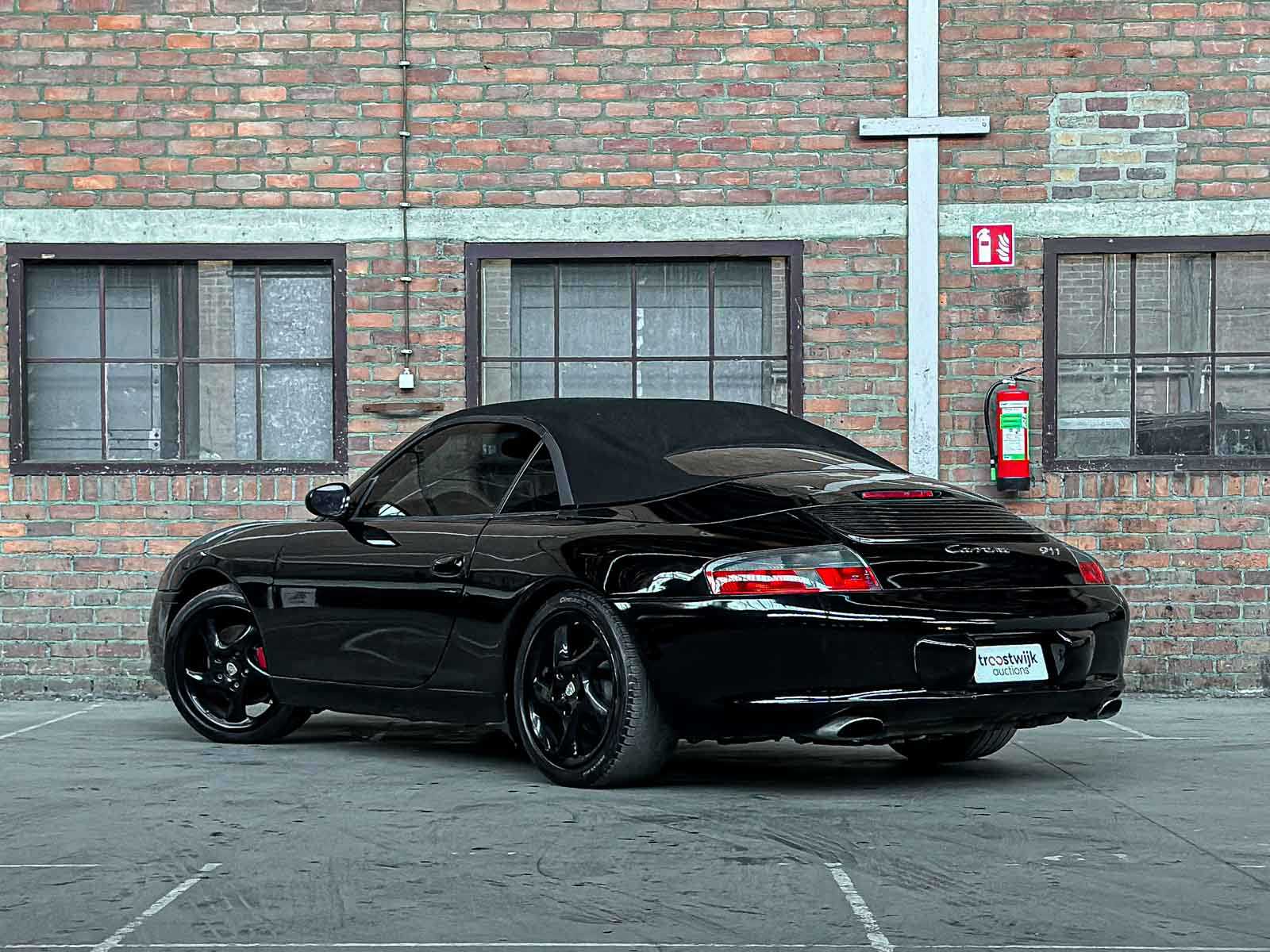 Porsche 911 Carrera 4 Cabriolet 3.6 996 320pk 2002 Youngtimer HANDGESCHAKELD 