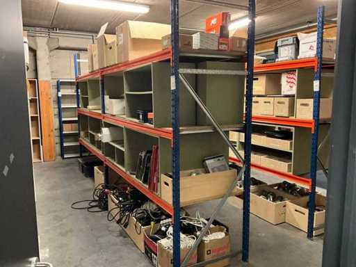 Regał magazynowy z zawartością