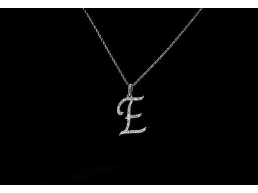 Hanger met diamanten in letter E