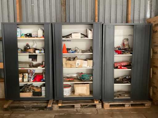 Schränke mit verschiedenen Teilen, Werkzeugen und Zubehör