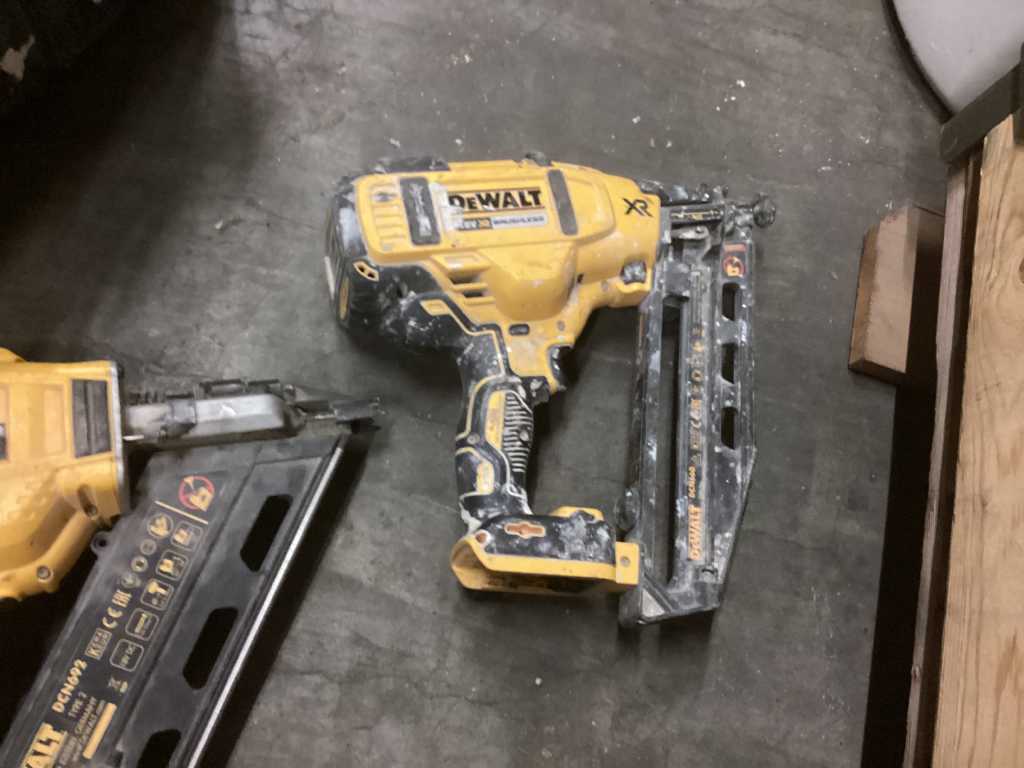 Dewalt best sale tacker dcn660