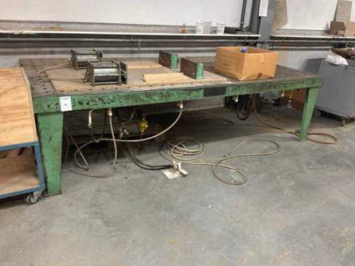 Lastafel met pneumatische perscilinders