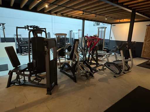 Professionele Krachtapparatuur – Complete Gymlijn met Leg Press, Chest Press, Abductor, Star Trac Hometrainer & Meer (9x)