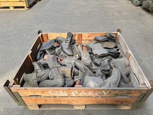 Gruppe von Armeeschuhen