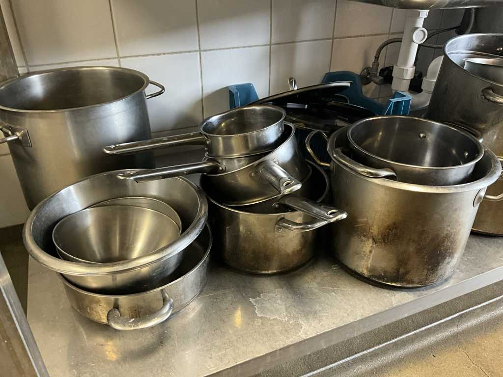 Environ 12 casseroles différentes et 4 casseroles différentes